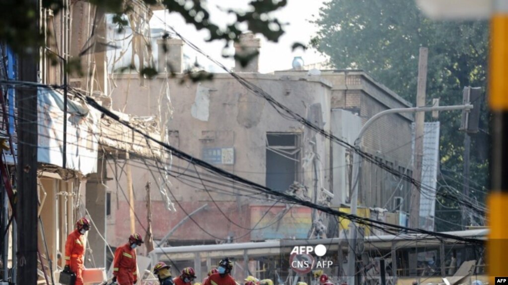 2021年10月21日，中国沈阳一繁华街道上的餐馆发生爆炸后，救援人员在搜寻伤者。（AFP-法新社图片）(photo:VOA)