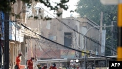 2021年10月21日，中国沈阳一繁华街道上的餐馆发生爆炸后，救援人员在搜寻伤者。（AFP-法新社图片）