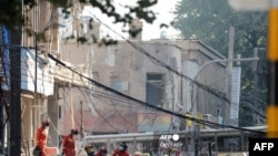 2021年10月21日,中国沈阳一繁华街道上的餐馆发生爆炸后,救援人员在搜寻伤者。(AFP-法新社图片)