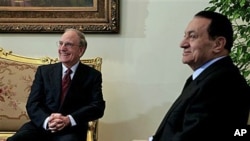 US Mideast envoy George Mitchell, left, during his meeting with Egyptian President Hosni Mubarak, in Cairo, Egypt, 15 Dec 2010