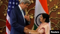 Ngoại trưởng Mỹ John Kerry bắt tay Bộ trưởng Ngoại vụ Ấn Độ Sushma Swaraj trước khi bắt đầu cuộc họp tại New Delhi, Ấn Độ, ngày 30/8/2016.