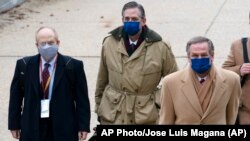 Dari kiri: David Schoen, Bruce Castor dan Michael van der Veen, pengacara mantan Presiden Donald Trump, tiba di Capitol pada hari ketiga sidang pemakzulan kedua Trump di Gedung Senat AS, Washington, D.C., Kamis, 11 Februari 2021. (Foto AP / Jose Luis Magana)