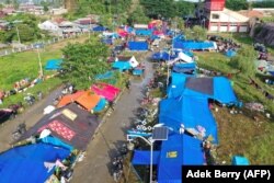 Gambar dari udara lokasi pengungsian korban gempa di Mamuju, Senin, 18 Januari 2021. (Foto: Adek Berry/AFP)