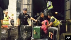 Cảnh sát Malaysia tịch thu nhiều đồ khi khám nhà cựu thủ tướng Najib hôm 18/5