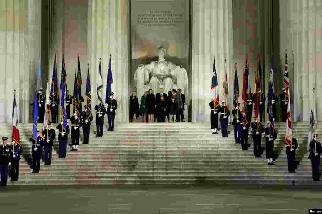 도널드 트럼프 미국 대통령 당선인이 19일 워싱턴 DC 링컨기념관에서 열린 취임축하콘서트에 부인 멜라니아 여사 등 가족과 함께 참석했다.