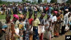 Warga Republik Afrika Tengah yang mengungsi antri untuk mendapatkan bantuan makanan dari Badan Pangan Dunia di ibukota Bangui (13/12). 