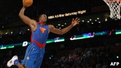 Basquetebol é uma das modalidades de maior destaque nos EUA. Nesta foto de arquivo, Dwight Howard, da equipa Orlando Magic vestido a Superman.