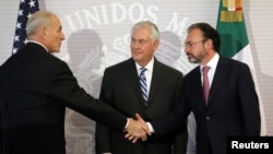 Menteri Keamanan Dalam Negeri AS (kiri) bersalaman dengan Menteri Luar Negeri Meksiko Luis Videgaray (kanan), disaksikan oleh Menlu AS Rex Tillerson, di Mexico City (23/2). (Reuters/Carlos Barria)