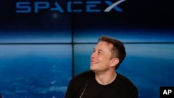 Elon Musk, pendiri, CEO, dan perancang utama SpaceX, berbicara di sebuah konferensi pers setelah peluncuran roket Falcon 9 SpaceX dari the Kennedy Space Center di Cape Canaveral, 6 Februari 2018.