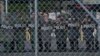 Agentes de la Patrulla Fronteriza de EE. UU. realizan ejercicios móviles de fuerza mientras un grupo de migrantes bloquea el puente fronterizo internacional Puerta México en Matamoros, en octubre de 2019. [Foto de archivo]
