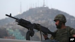 Một binh sĩ Afghanistan gần hiện trường một vụ đánh bom tự sát do Taliban thực hiện ở Kabul.