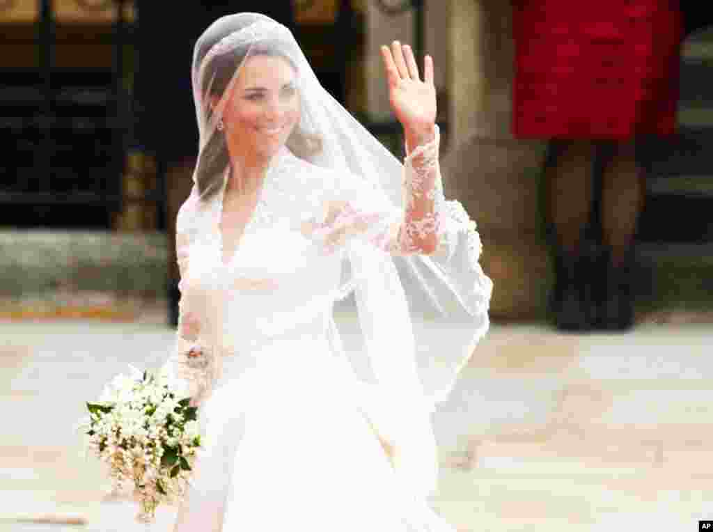 Kate Middleton arrives to Westminster Abbey for her marriage to Britain's Prince William in central London April 29, 2011. REUTERS/Kai Pfaffenbach