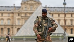 Một binh sĩ Pháp tuần tra ở phía trước bảo tàng Louvre ở Paris hôm 17/11. 