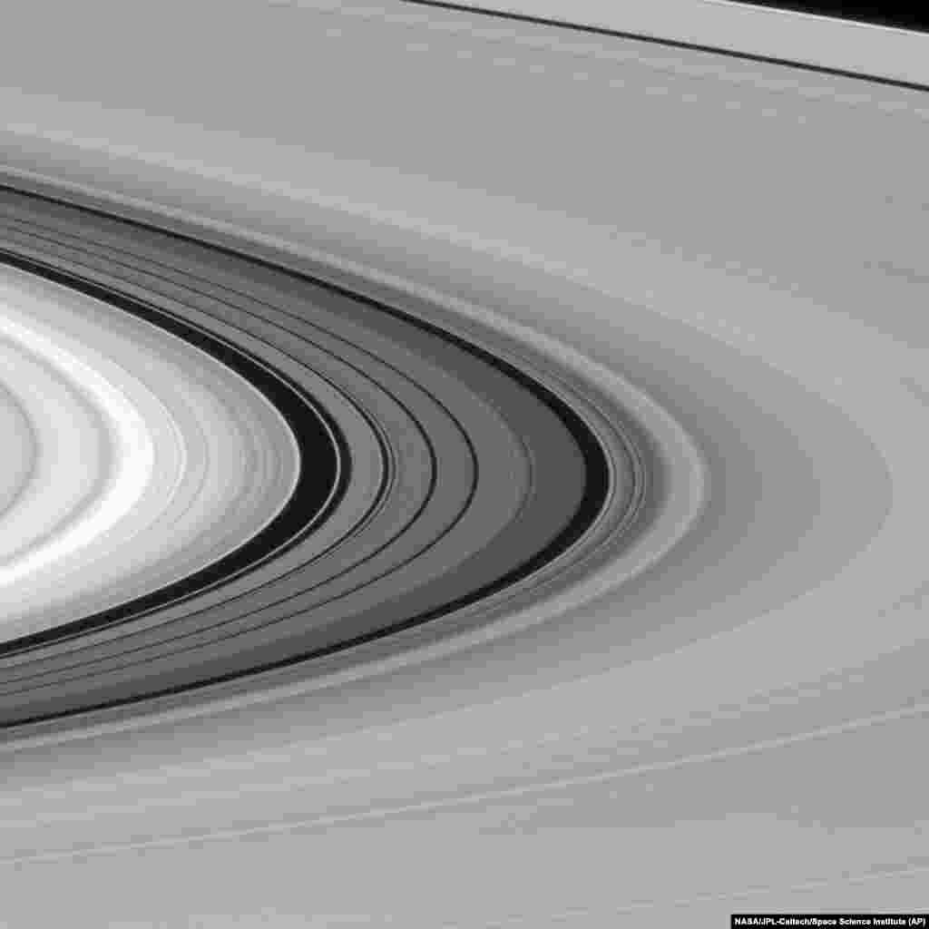 Foto tanggal 28 Januari 2016 yang dirilis oleh NASA menunjukkan cincin-cincin Saturnus, termasuk rangkaian sabuk-sabuk gelap yang disebut the Cassini Division antara cincin terang B (kiri) dan cincin A yang redup (kanan).