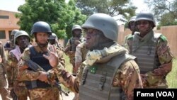 Le ministre de la défense, Ibrahim Dahirou Dembélé, parle aux soldats à Boulkessy, le 7 octobre 2019. (VOA/FAMA)