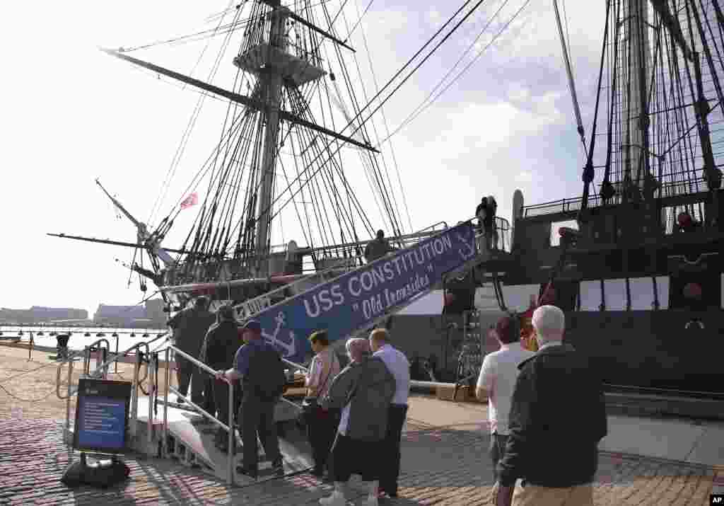 Amerikan donanmasının en eski savaş gemisi USS Constitution, Boston'da yeniden ziyaretçilere açıldı.