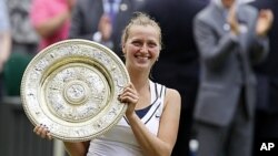 Petra Kvitova dengan tropinya saat menang dalam Kejuaraan Tenis All England di Wimbledon 2-7-2011. Hari Jumat (23-8-2013) ia mencapai babak final New Haven Open. 