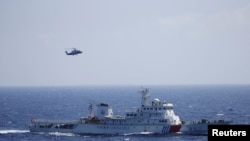在西沙群岛的祁连山玉群搜救演习中，看到了中国的船只和直升机(2016年7月14日)。