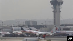 2013年4月22日，一架美国航空公司的客机从洛杉矶国际机场起飞。这是空管人员被迫休无薪假的第一天，洛杉矶国际机场航班普遍延误。 