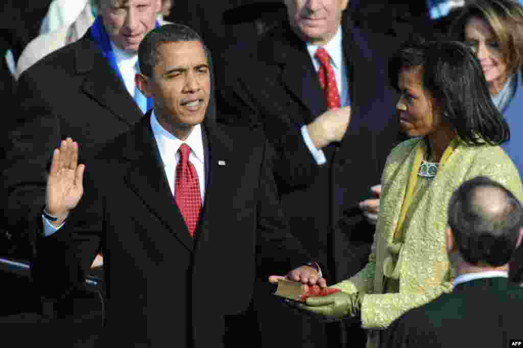 워싱턴 DC의 국회의사당에서 대법원장 존 로버츠 앞에서 44번째 미국 대통령으로 당선된 후 선서를 하는 바락 오바마 대통령.(2009년 1월 20일)
