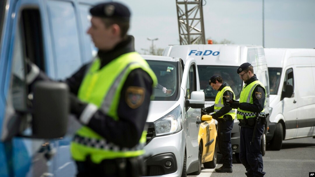 Arhiva - Austrijski policajci proveravaju vozila na mađarsko-austrijskoj granici, nedaleko od Nikelsdorfa, 70 kilometara jugoistočno od Beča, 25. aprila 2016.