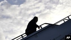 Državni sekretar SAD Mike Pompeo ulazi u avion pred polijetanje sa londonskog aerodroma, 9. maj 2019.