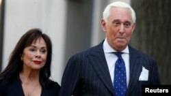Roger Stone, pembantu dekat Presiden Trump (kanan) didampingi oleh istrinya, saat hadir di pengadilan di Washington DC, Jumat (15/11). 