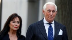 Roger Stone con su esposa en el exterior de una corte de Washington donde fue declarado culpable de mentir al Congreso y otros cargos el 15 de noviembre de 2019.