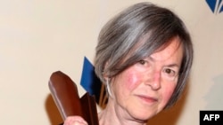 19 Kasım 2014'te çekilen bu fotoğrafta Amerikalı şair Louise Glück, New York'ta düzenlenen Ulusal Kitap Ödülü'nün töreninde görüntülenmiş.
