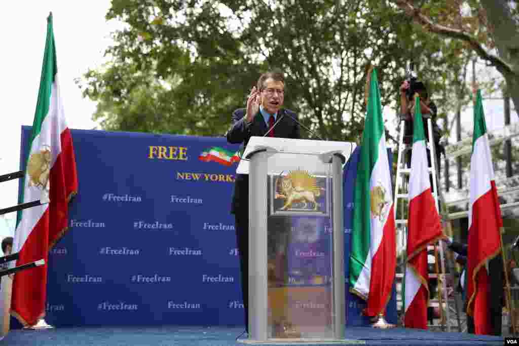 جولیو ترزی، وزیر خارجه سابق ایتالیا تا سال ۲۰۱۳ در جمع معترضان به جمهوری اسلامی ایران در نیویورک شرکت کرد.