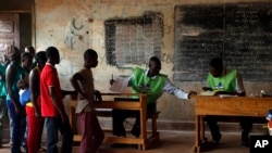 Vote lors du second tour de l'élection présidentielle, en République centrafricaine, le 14 février 2016.