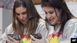 Dos chicas españolas participan en una competencia mundial de texteo, en Nueva York. Este lunes se cumplen 20 años del primer texto enviado a un teléfono celular.