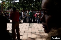 Personas que viajan en autobús desde Caracas a Ecuador hacen fila para sellar sus pasaportes en la oficina de control de migración en San Antonio del Táchira, Venezuela, el 8 de noviembre de 2017.