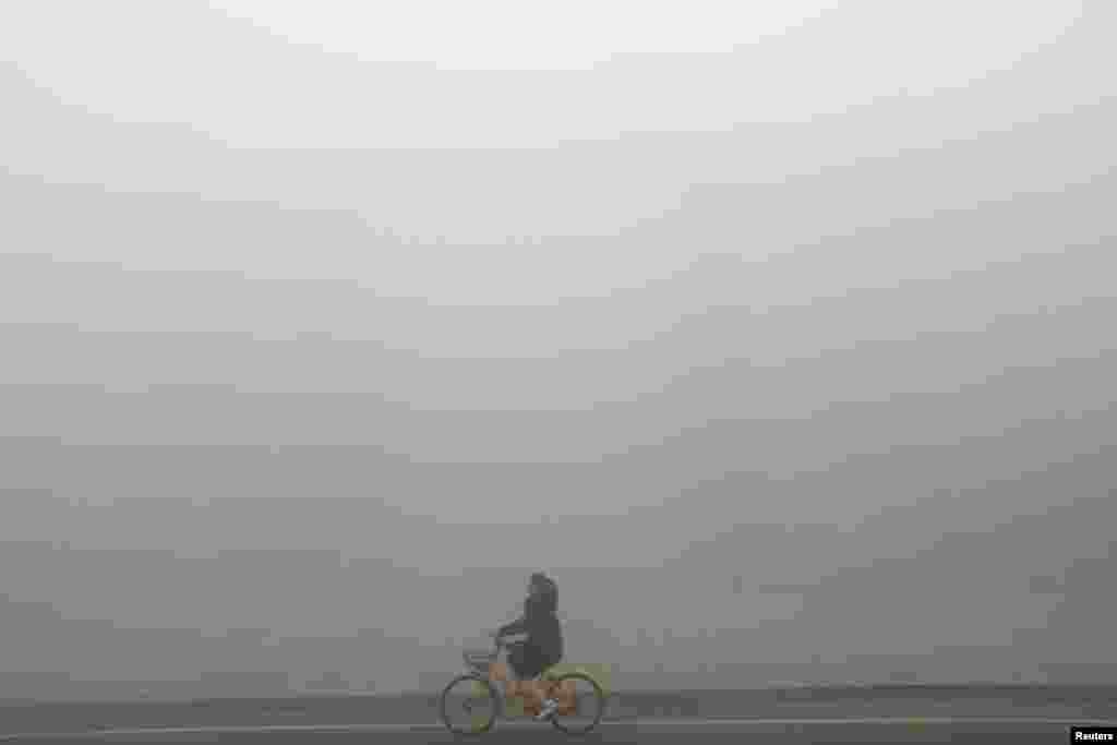 دوچرخه سواری در مه غلیظ در چین &nbsp;