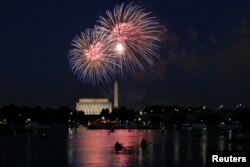 Bắn pháo hoa tại Đài tưởng niệm Lincoln và Washington trong ngày Lễ Độc lập ở thủ đô Washington, 4/7/2014.