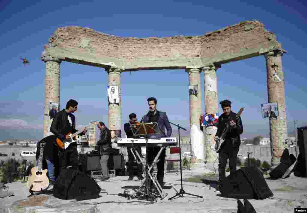 Band Afghanistan tampil di reruntuhan istana Darul Aman di Kabul saat kampanye yang disebut &quot;One Thousand Smiles for Peace&quot; yang dilakukan oleh Non-Violent World Organization (NVWO).