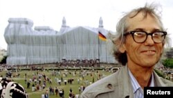 Крісто перед обгорнутим Рейхстагом у Берліні 26 червня 1995 р.