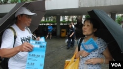 70歲的香港市民康女士(右)表示，受陳日君樞機等年長的毅行參與者感動 (美國之音湯惠芸拍攝)