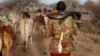 Un homme porte son arme afin de protéger son bétail près de Baragoy, au Kenya, le 13 février 2017. 
