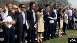 Fifty one people from 31 countries take the oath to become naturalized American citizens Feb. 22, 2017 at George Washington's Mount Vernon home in Alexandria, VA. (Anne Ball/VOA)