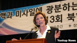 수잔 숄티 북한자유연합 대표가 25일 한국 국회 헌정기념관에서 열린 제13회 북한자유주간 개막식에서 축사를 하고 있다.