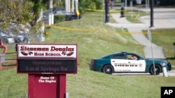 La policía bloquea la entrada a la escuela secundaria Marjory Stoneman Douglas en Parkland, Florida, el jueves, 15 de febrero de 2018.