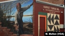 Many of the people coming to the Harriet Tubman Museum and Educational Center in Cambridge, Maryland, are inspired by an online image of the museum's mural by artist Michael Rosato. (M. Melton/VOA)