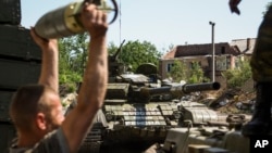 지난 6월 우크라이나 동부 도네츠크에서 친러 반군이 탱크에 무기를 싣고 있다. (자료사진)