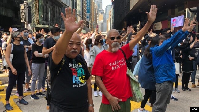 香港市民和上班族連續五日在中環快閃抗議表達五大訴求。(美國之音海彥拍攝)