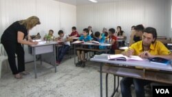 Syrian refugees attend an out-of-term catch-up program designed to help them better integrate into the Lebanese education system, Beirut, Lebanon, Sept. 17, 2015. (VOA / J. Owens) 
