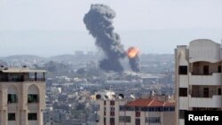 Gazze'de İsrail hava saldırısı sonrasında dumanlar yükseliyor