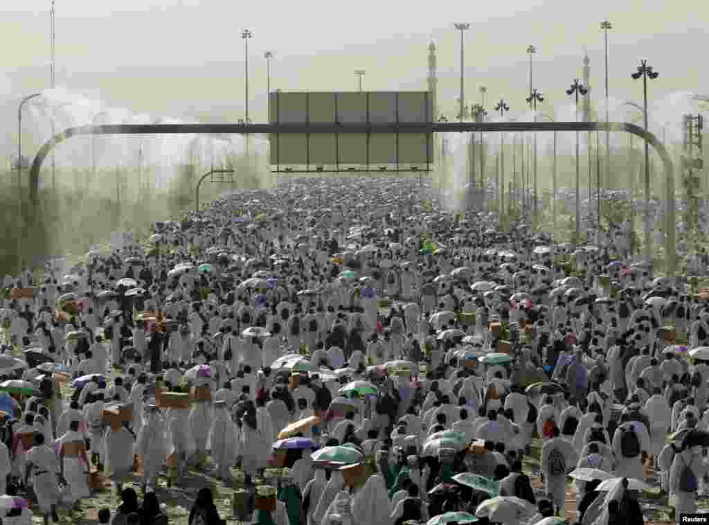 Umat Muslim bersembahyang di Arafah sebagai bagian dari tradisi tahunan naik haji, di luar kota Mekkah, Arab Saudi.