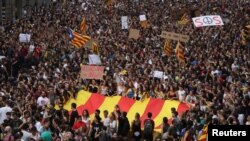 Des milliers de Catalans sont dans la rue pour protester contre les violences policières, en Espagne, le 3 octobre 2017.