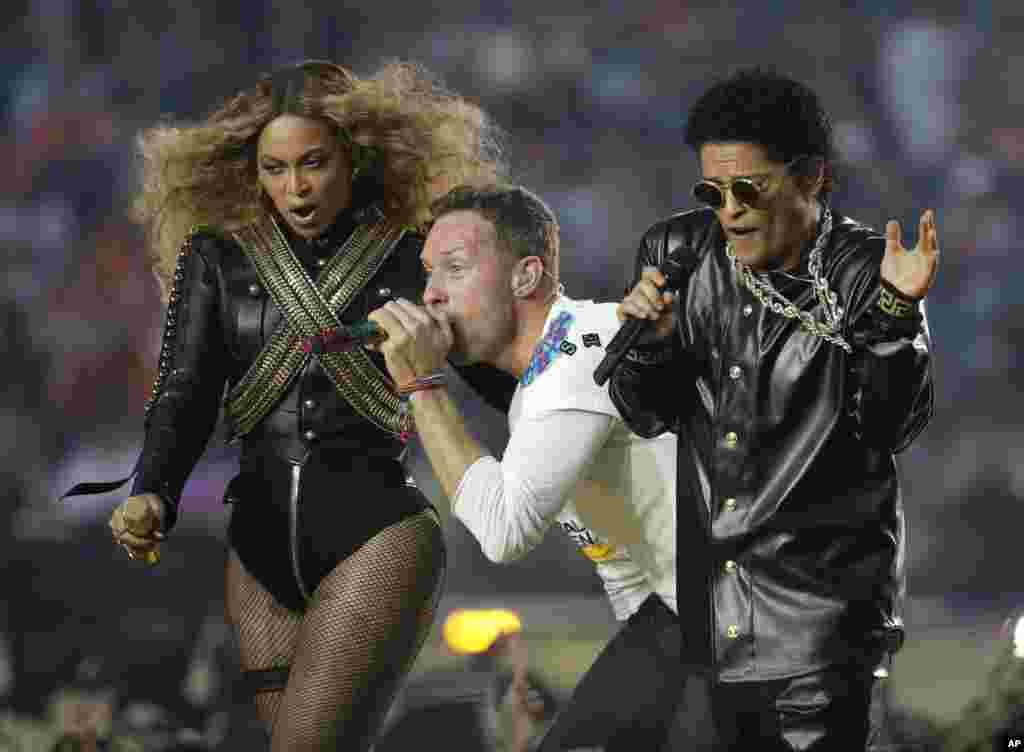 Beyoncé, Coldplay singer Chris Martin and Bruno Mars perform during halftime of the NFL Super Bowl 50 football game in Santa Clara, California, Feb. 7, 2016.